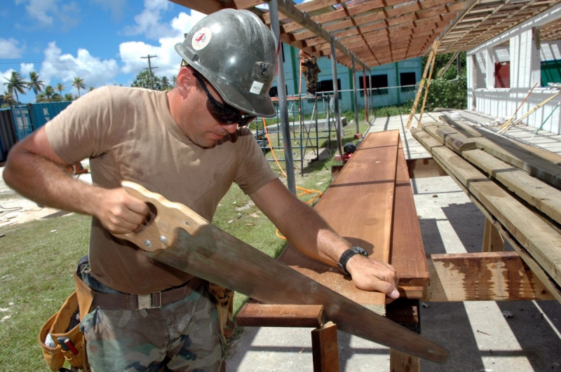 ebeniste-LA FARLEDE-min_worker_construction_building_carpenter_male_job_build_helmet-893290